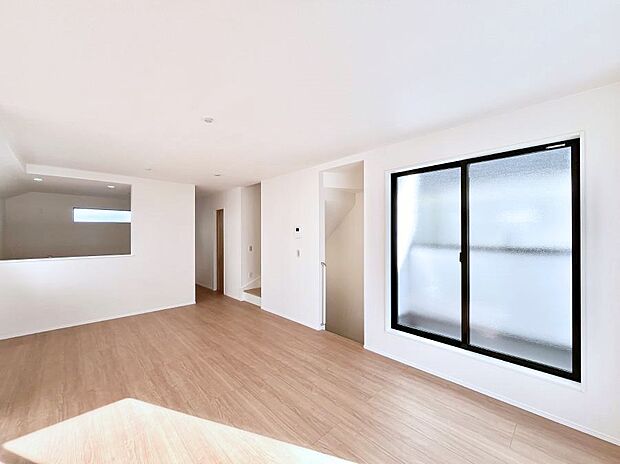 日当たりの良いリビング。お気に入りのグリーンを飾れば更に心地よさがアップ!