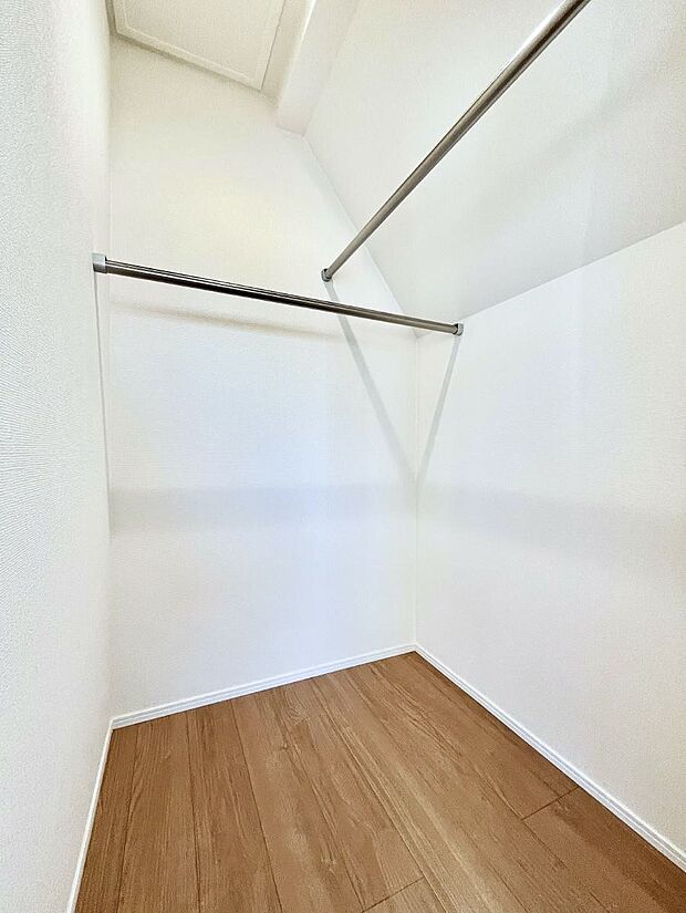 ウォークインクローゼット付きで生活空間を広く利用できます。