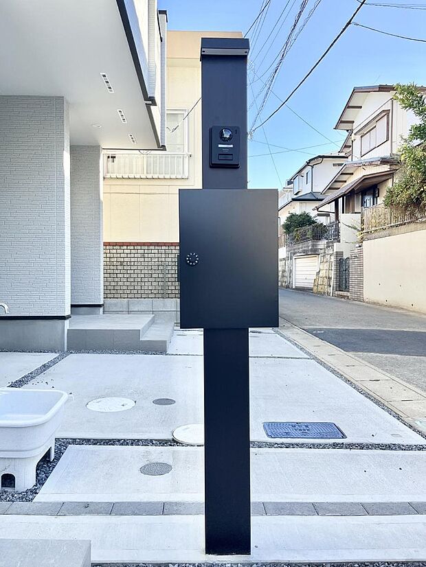 表札・インターホン・ポストをひとつに集約。エントランスになじむシンプルデザイン。