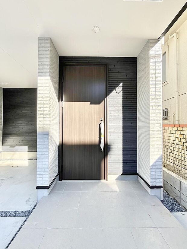 大切な家族、来客を出迎える玄関。