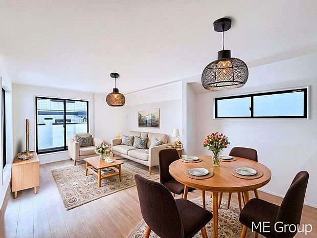 ご家族の賑やかな話し声で包まれる明るいリビング ※家具はCGです