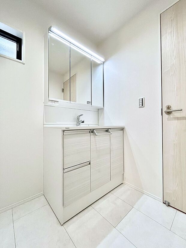 清潔感のある快適空間です。毎日の身支度も気持ち良くお使い頂けます。