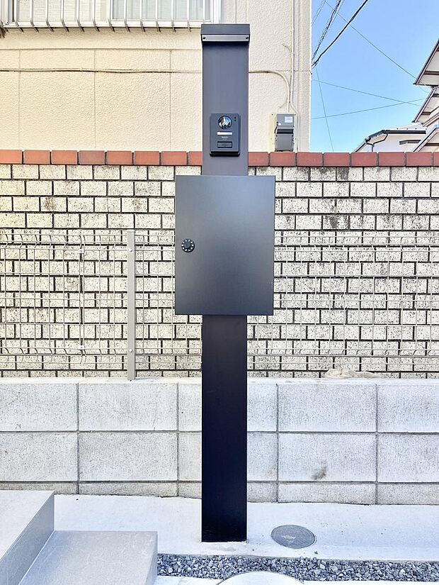 表札・インターホン・ポストをひとつに集約。エントランスになじむシンプルデザイン。