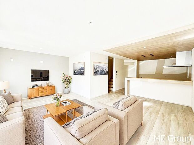 落ち着いた雰囲気のLDKは家族みんなの快適空間※家具はCGです