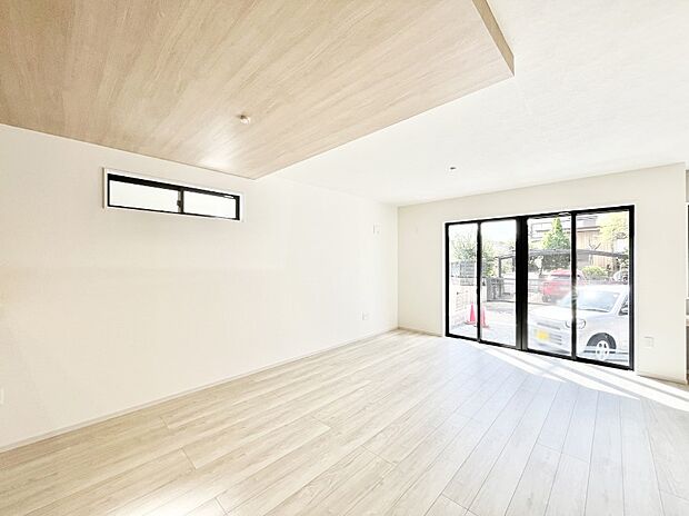 大きな窓からたっぷりの陽光と風を感じられるリビング