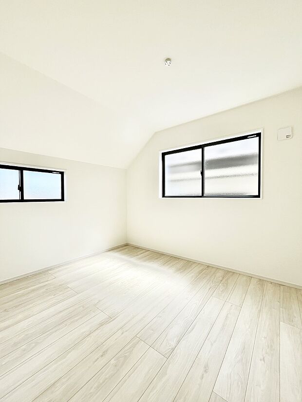 窓からのやさしい光が心地よいプライベートルーム