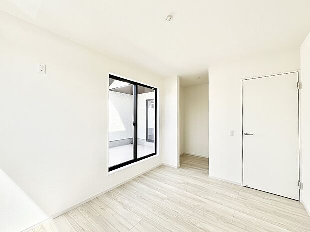 バルコニーが開放感をプラスしてくれる洋室