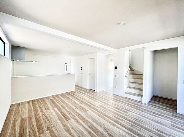 内装「ただいま」「おかえり」家族とのコミュニケーションが深まるリビングイン階段。 