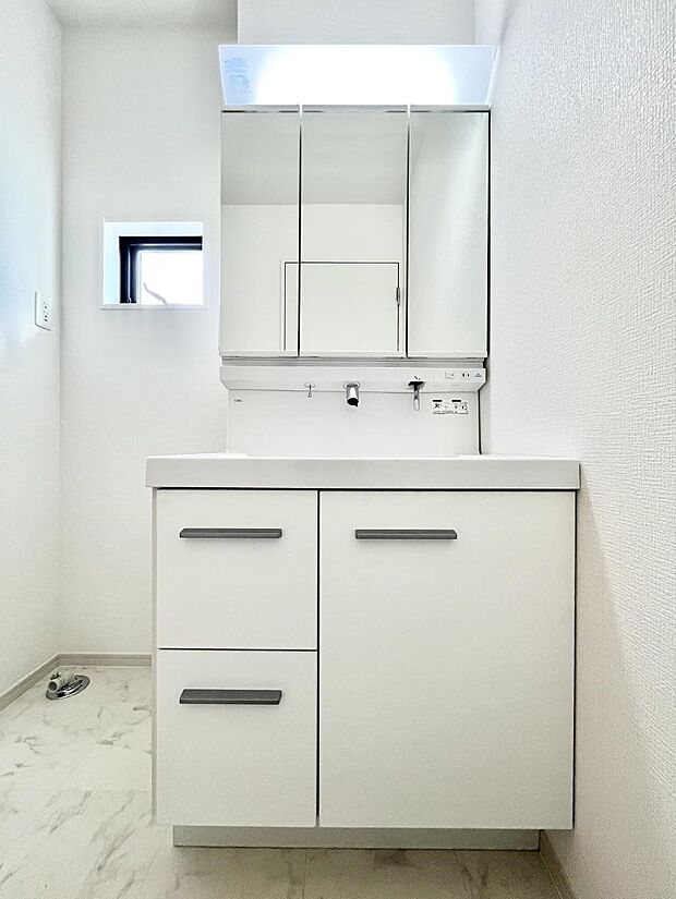 大きく見やすい三面鏡で清潔感ある洗面台は、身だしなみチェックや肌のお手入れにおすすめです。 