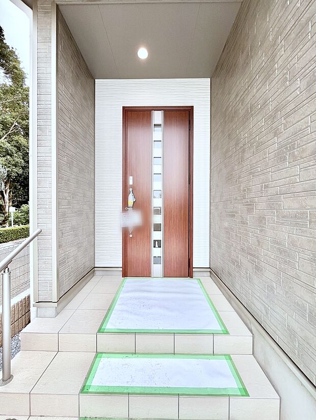 玄関前は雨が降っても濡れにくい屋根付き