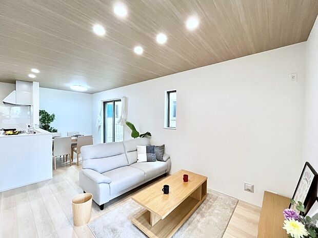 ご家族の賑やかな話し声で包まれる明るいリビング