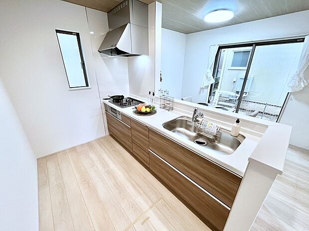 カウンター越しに楽しいおしゃべり。いつものお料理がもっと美味しくなりそうですね。