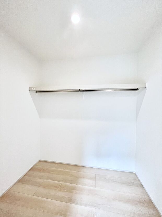 ウォークインクローゼット付きで生活空間を広く利用できます。