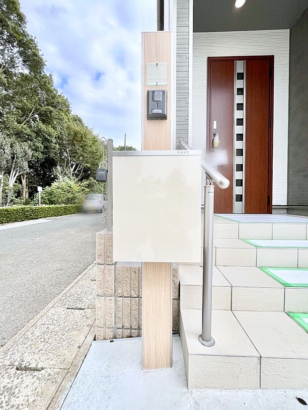 表札・インターホン・ポストをひとつに集約。エントランスになじむシンプルデザイン。