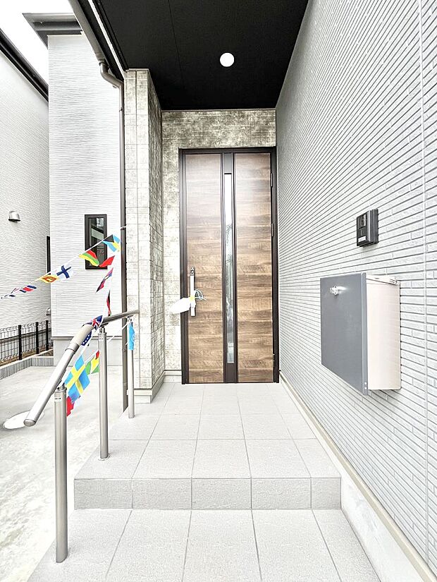 大切な家族、来客を出迎える玄関。