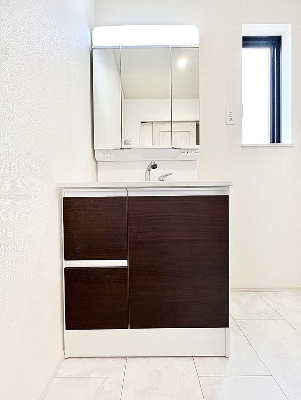 収納力と機能性に優れた洗面化粧台