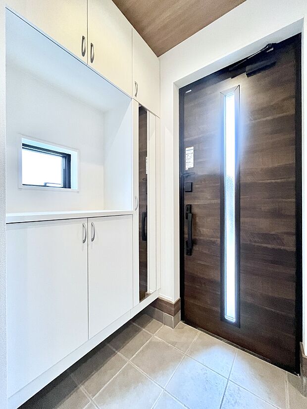 飾り棚を利用して、お越しいただくお客様をおもてなしできます。