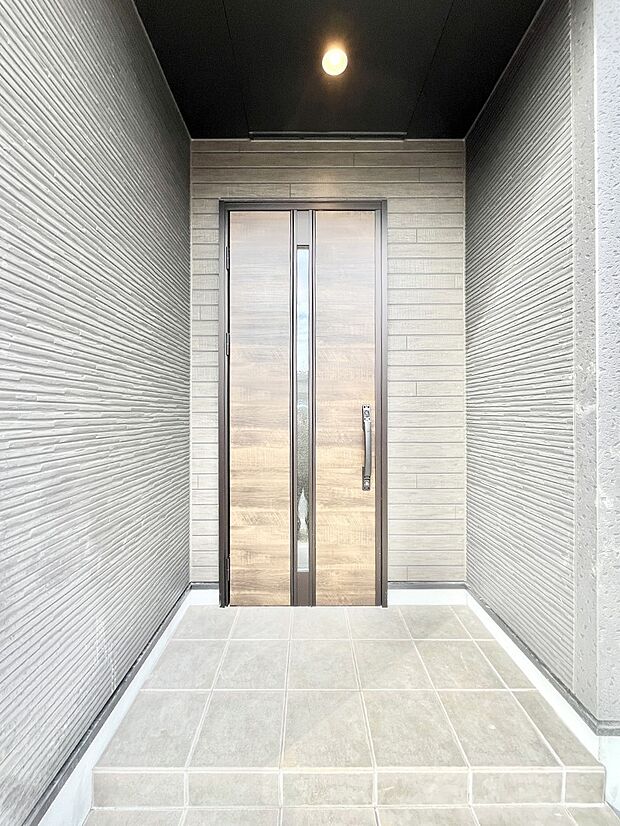 大切な家族、来客を出迎える玄関。