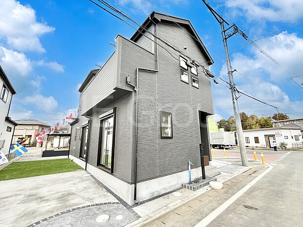 シンプルで落ち着きのある建物は住むかたの個性でオリジナルなものになっていきます。 