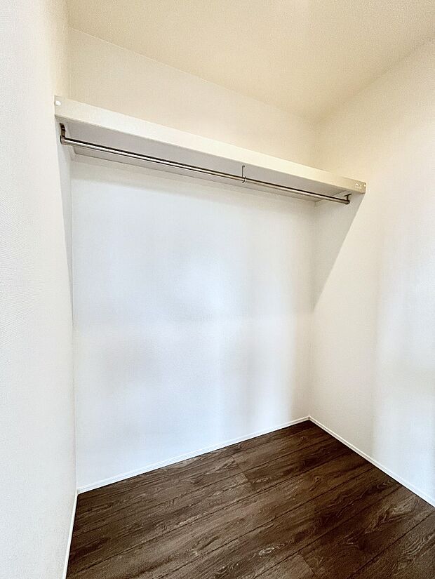 ウォークインクローゼット付きで生活空間を広く利用できます。