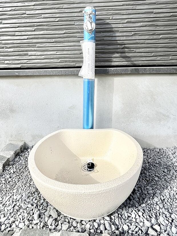 外水栓があると、庭のお手入れやちょっとした手洗い・洗車に便利です！ 