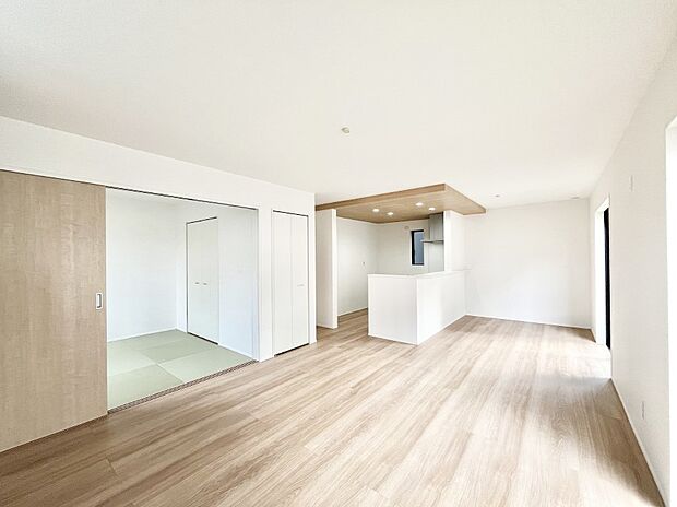 隣接の和室を開放すればさらに広々空間に