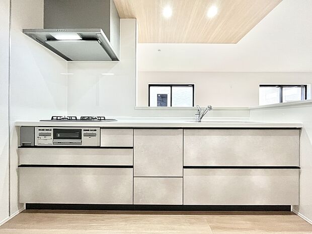 リビングを見渡せる人気のカウンターキッチン。 家族を見守りながら家事をすることができます。