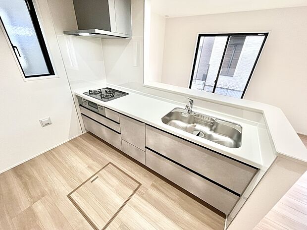 爽やかな風が通り抜けるキッチン。窓があるので明るく換気にも役立ちます。