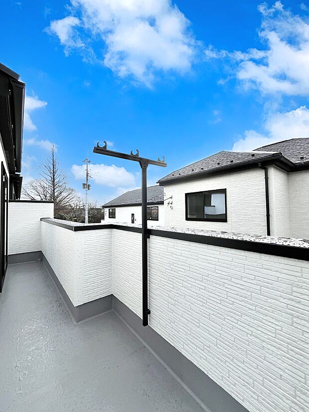 南向きのバルコニー！ご家族の洗濯物はもちろん、お布団もたっぷり干せます！