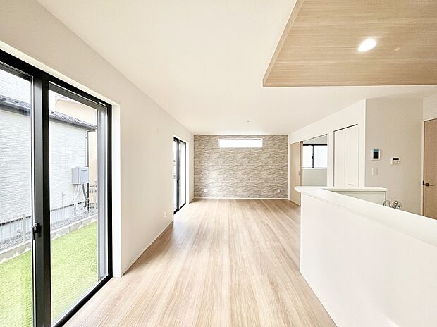 アクセントクロスがお洒落なLDK。家族でのんびりくつろげる広々スペース。