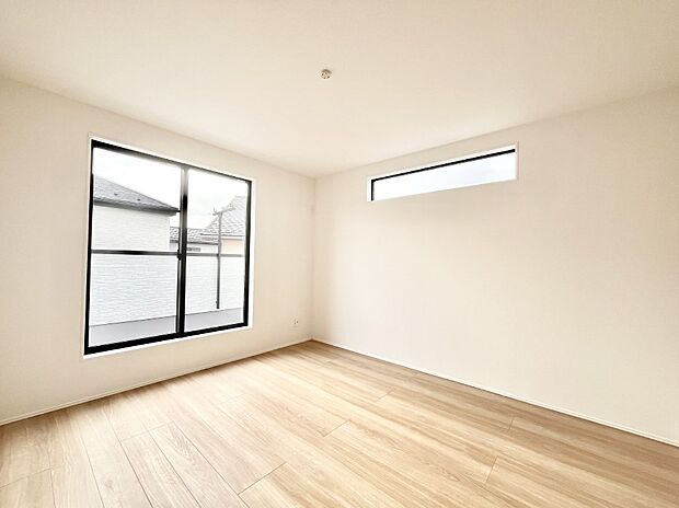 バルコニーが開放感をプラスしてくれる洋室