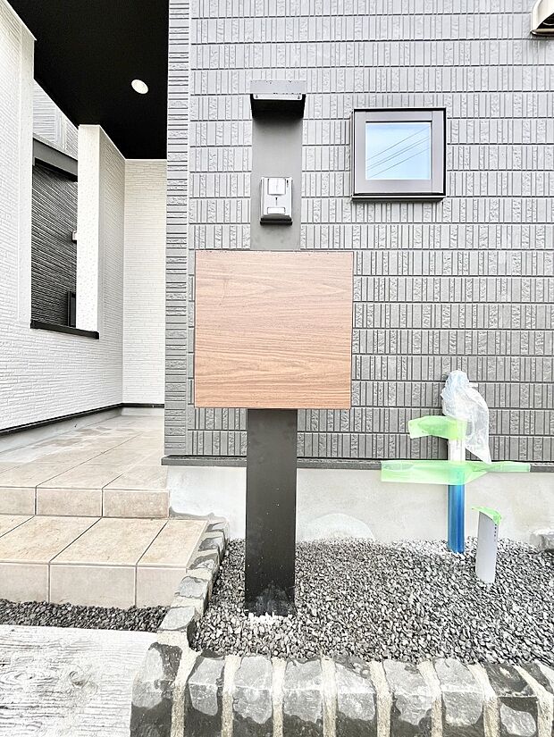 表札・インターホン・ポストをひとつに集約。エントランスになじむシンプルデザイン。