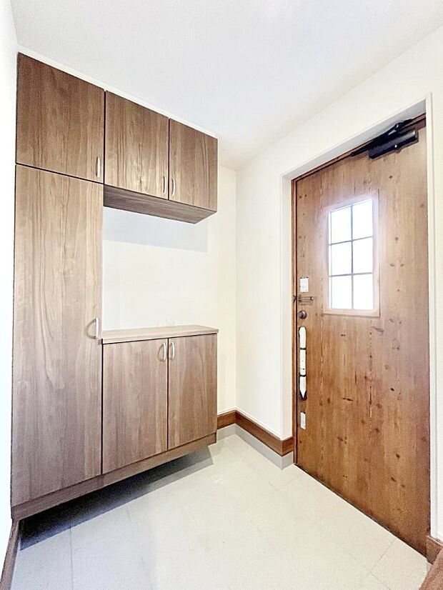 明るい陽光が入り込む玄関。ご家族の靴もスッキリ収納できる玄関収納付き！