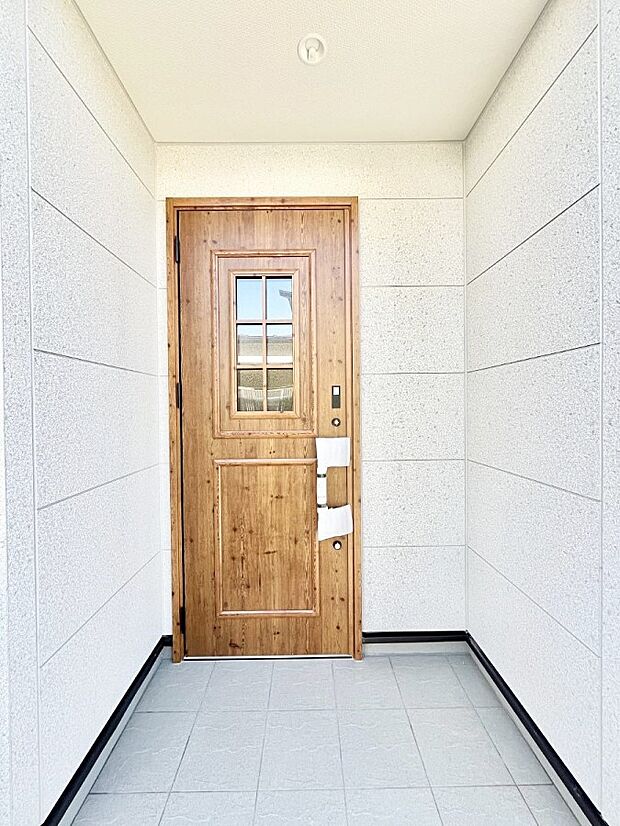 玄関前は雨が降っても濡れにくい屋根付き