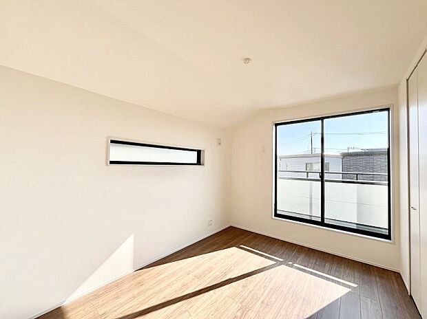 明るいバルコニーサイドに洋室を設置。目覚めの良い寝室に。