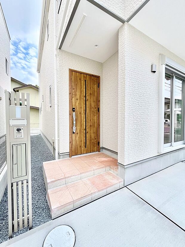 玄関前は雨が降っても濡れにくい屋根付き