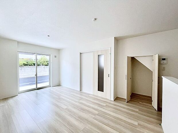 明るい陽光が注ぎ、寛ぎの雰囲気に満たされるリビング・ダイニング。 