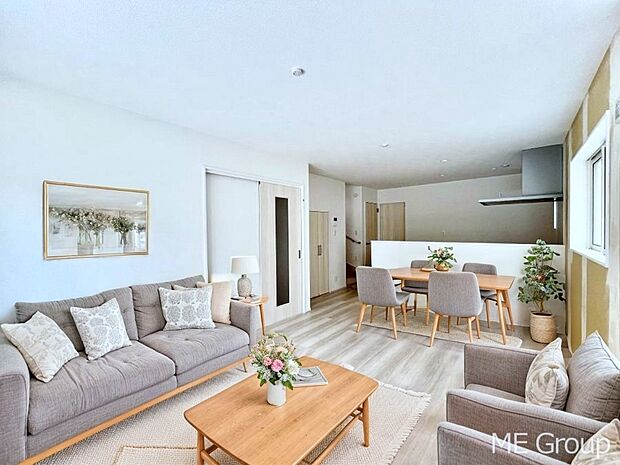 ご家族の賑やかな話し声で包まれる明るいリビング ※家具はCGです