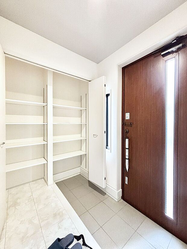 可動棚付き収納スペースがあるので、散らかりがちな玄関もスッキリ片付きます。