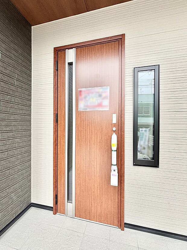 住まいの顔を演出する、玄関ドア。