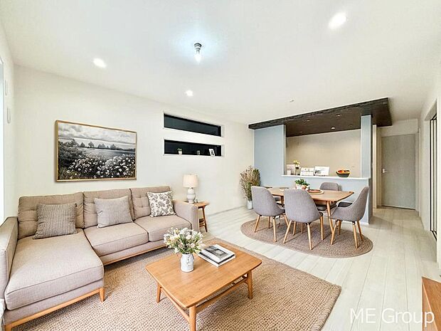 家族の和やかな会話が聞こえてきそう。開放感のあるリビングです。※家具はCGです