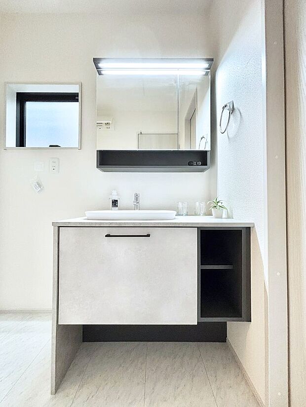 大きく見やすい二面鏡で清潔感ある洗面台は、身だしなみチェックや肌のお手入れにおすすめです。 