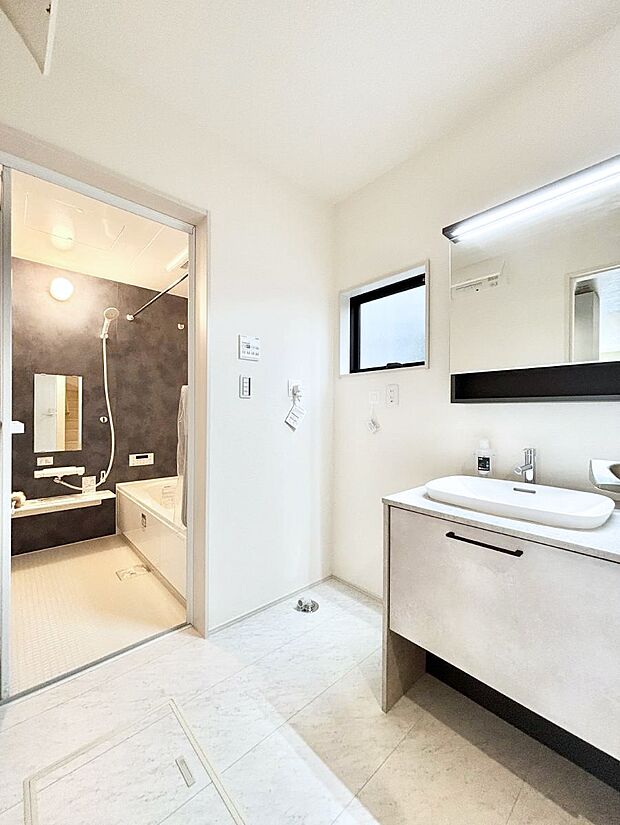 小窓がついているので湿気の多い場所でも換気が十分行えます。毎日の身支度を気持ち良く!