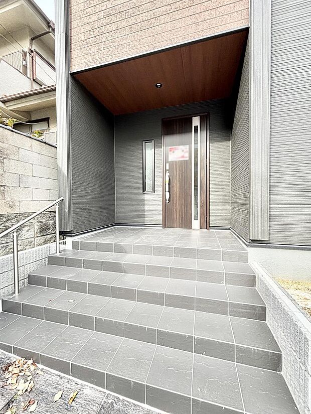 玄関アプローチにはプランターを並べて季節の花でお客様をおもてなしできます。