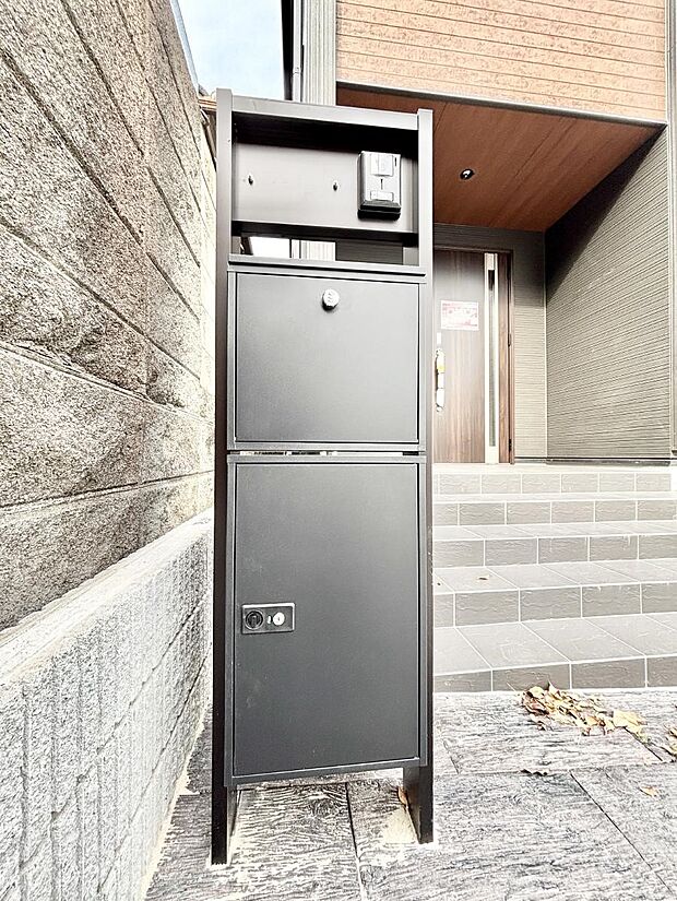 表札・インターホン・ポスト・宅配BOXをひとつに集約。エントランスになじむシンプルデザイン。