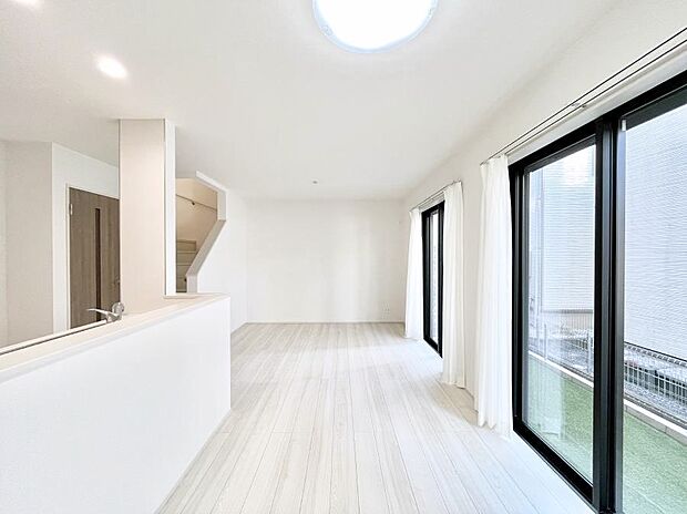 家族団らんの時間も増えそうなくつろぎのリビングダイニング。