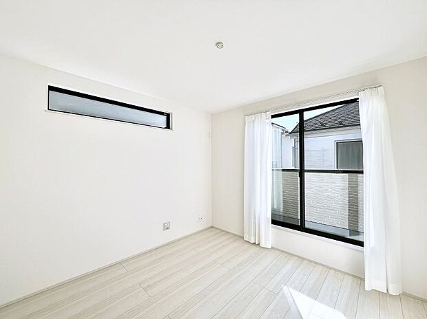 バルコニーが開放感をプラスしてくれる洋室