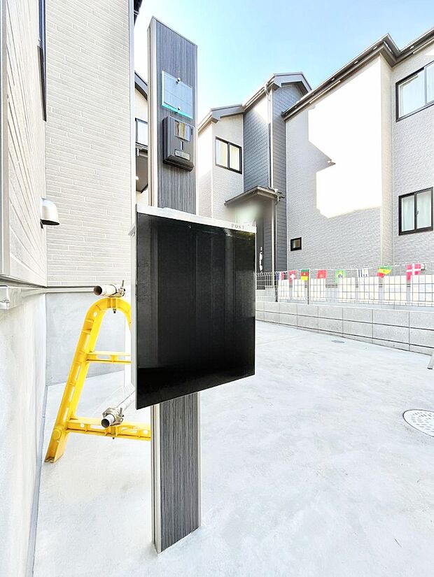 表札・インターホン・ポストをひとつに集約。エントランスになじむシンプルデザイン。