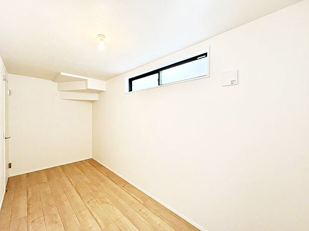 窓からのやさしい光が心地よいプライベートルーム