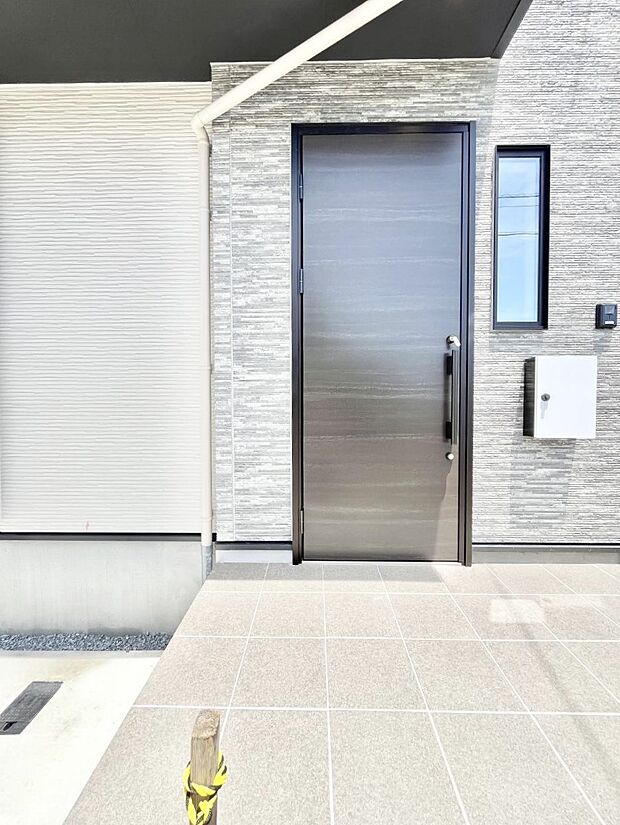 大切な家族、来客を出迎える玄関。